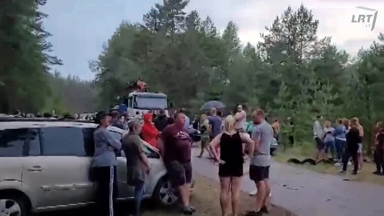Važiuojant į Rūdninkų poligoną – užkarda: protestuotojai užtvėrė kelią