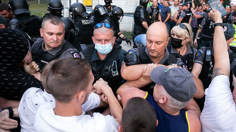 Žinios. Per pirmadienį įvykusius neramumus Rūdninkuose nukentėjo du pareigūnai, policija imasi tyrimo