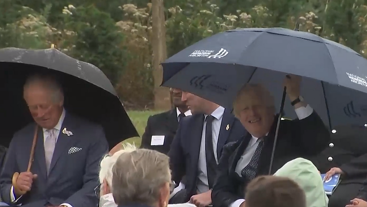 Paminklo atidengimą nustelbė premjero kova su lietumi: britai ironizuoja iššūkiu Johnsonui tapusį skėtį