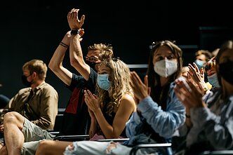 „Happyendless“ pristato apokaliptinį muzikinį filmą „Paliekant Žemę“ „Happyendless“ pristato apokaliptinį muzikinį filmą „Paliekant Žemę“