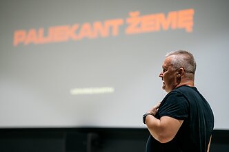 „Happyendless“ pristato apokaliptinį muzikinį filmą „Paliekant Žemę“ „Happyendless“ pristato apokaliptinį muzikinį filmą „Paliekant Žemę“