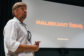 „Happyendless“ pristato apokaliptinį muzikinį filmą „Paliekant Žemę“ „Happyendless“ pristato apokaliptinį muzikinį filmą „Paliekant Žemę“