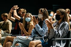 „Happyendless“ pristato apokaliptinį muzikinį filmą „Paliekant Žemę“ „Happyendless“ pristato apokaliptinį muzikinį filmą „Paliekant Žemę“
