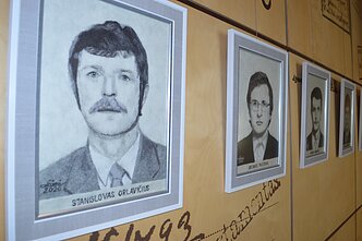 Medininkų žudynės. Menininkės Laimės Kaminskienės parodoje eksponuojami Medininkų muitinės poste nužudytų pareigūnų portretai Medininkų žudynės. Menininkės Laimės Kaminskienės parodoje eksponuojami Medininkų muitinės poste nužudytų pareigūnų portretai