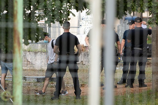 Į palapinių miestelį Rūdninkų poligone atvežti pirmieji migrantai Į palapinių miestelį Rūdninkų poligone atvežti pirmieji migrantai