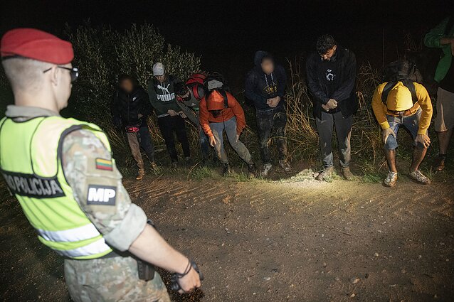 Fotoreportažas iš Lietuvos kariuomenės naktinio patrulio pasienyje Fotoreportažas iš Lietuvos kariuomenės naktinio patrulio pasienyje