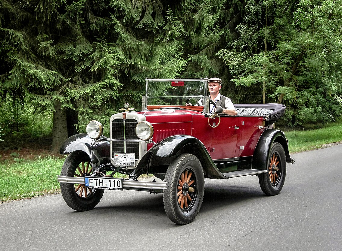 Ponas Saulius ir Studebaker Erskine Model 50 Touring, 1927 m. Automobilio savininkas – Dalius Linkevičius Ponas Saulius ir Studebaker Erskine Model 50 Touring, 1927 m. Automobilio savininkas – Dalius Linkevičius