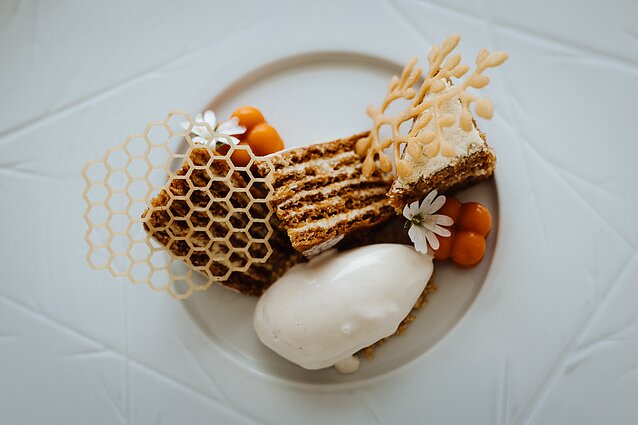 Linden blossom ice cream with the Imperial honey cake