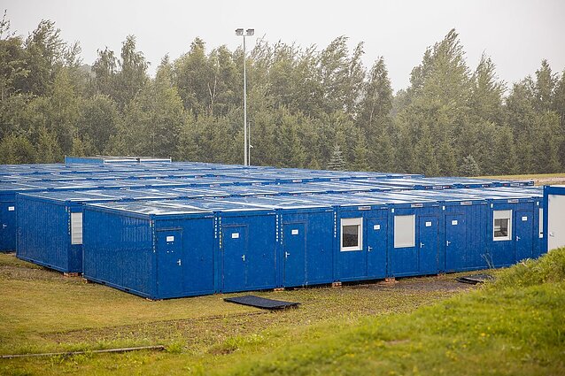 Žinios. Pradėti statyti moduliniai nameliai Medininkuose: bus sanitarinės zonos, valgykla, maldos namai