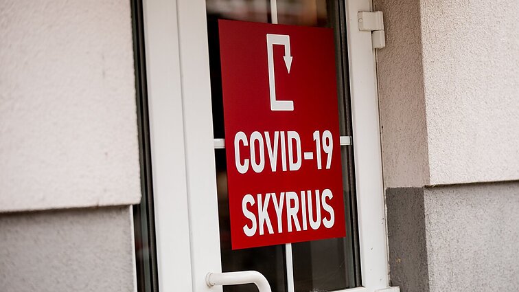 Žinios. Mokslininkai sunerimę dėl COVID-19 plitimo vasarą: neaišku, kas bus rudenį ir žiemą, virusą gali itin platinti vaikai