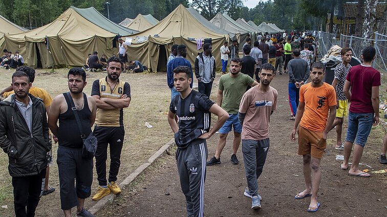Žinios. Nerimą dėl migrantų keičia noras padėti: verslininkai parėmė antklodėmis, gyventojai – rūbais ir maistu
