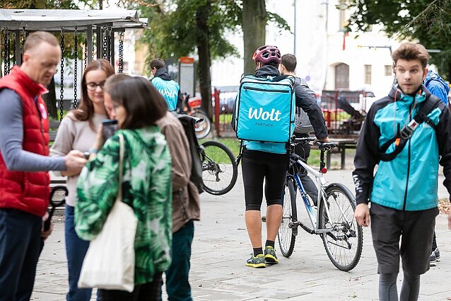 Žinios. „Wolt“ kurjeriai surengė protestą – reikalauja kitų apmokėjimų sąlygų