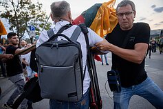 Mitingas prie Seimo peraugo į pareigūnų ir protestuotojų susirėmimą