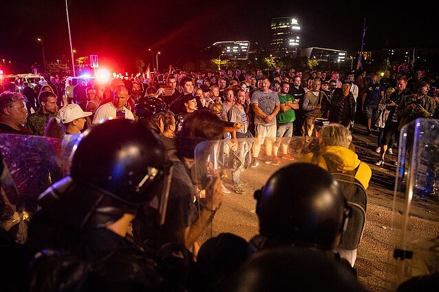 LRT RADIJO žinios. Nuo Seimo rūmų nesitraukiantys protestuotojai stumiami riaušių policijos