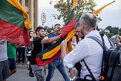 Mitingas prie Seimo peraugo į pareigūnų ir protestuotojų susirėmimą
