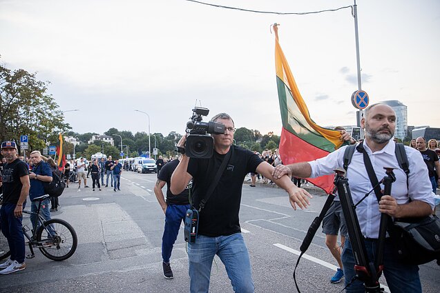 Mitingas prie Seimo peraugo į pareigūnų ir protestuotojų susirėmimą