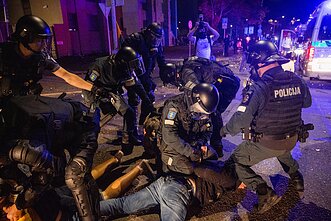 Policija vaiko riaušininkus