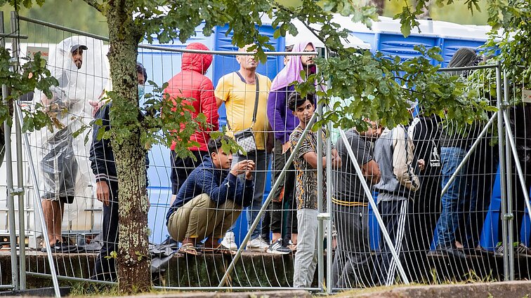 Žinios. Sulig riaušėmis prie Seimo – neramumai Rūdninkų poligone: migrantai išgriovė dalį tvoros, buvo pabėgusių
