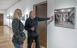Romualdas Požerskis ir Mūza parodoje „Kauno menininkai ir mūzos“