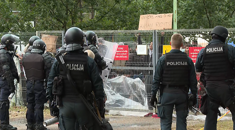 Žinios. Bus tiriamas galimas ryšys tarp neramumų migrantų stovykloje ir riaušių prie Seimo