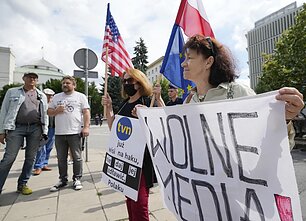 Protestai Lenkijoje dėl žiniasklaidos įstatymo Protestai Lenkijoje dėl žiniasklaidos įstatymo