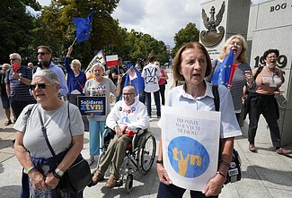 Protestai Lenkijoje dėl žiniasklaidos įstatymo Protestai Lenkijoje dėl žiniasklaidos įstatymo