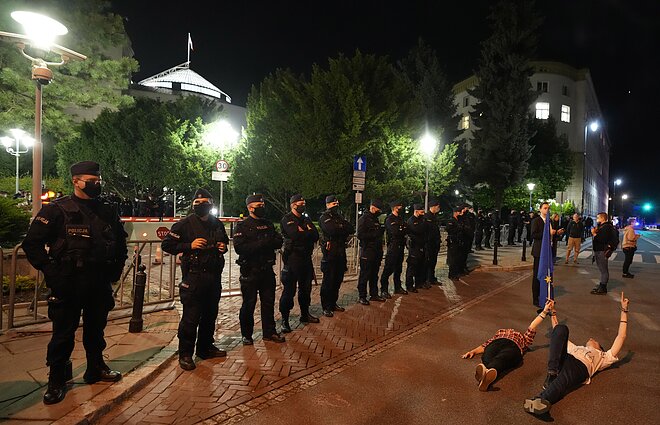 Protestas Lenkijoje dėl žiniasklaidos įstatymo Protestas Lenkijoje dėl žiniasklaidos įstatymo