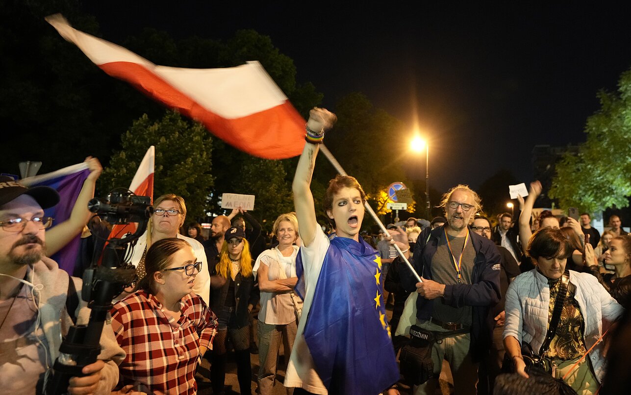 Protestas Lenkijoje dėl žiniasklaidos įstatymo Protestas Lenkijoje dėl žiniasklaidos įstatymo