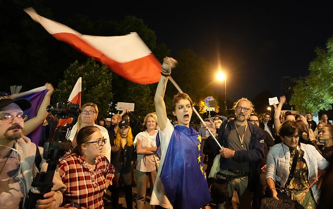 Protestas Lenkijoje dėl žiniasklaidos įstatymo Protestas Lenkijoje dėl žiniasklaidos įstatymo