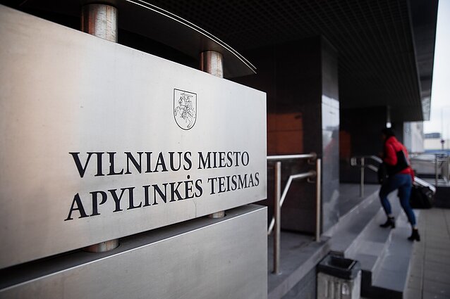 Iš 26 įtariamųjų teismas leido suimti du asmenis riaušių byloje, keturi turės nešioti apykoję