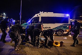 Riaušės prie Seimo po mitingo dėl ribojimų nepasiskiepijusiems nuo COVID-19