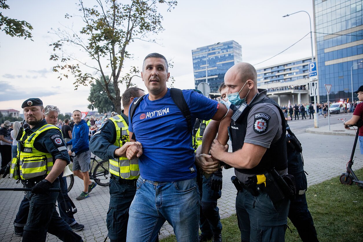 Riaušės prie Seimo po mitingo dėl ribojimų nepasiskiepijusiems nuo COVID-19 Riaušės prie Seimo po mitingo dėl ribojimų nepasiskiepijusiems nuo COVID-19