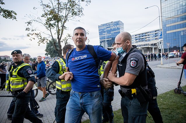 Riaušės prie Seimo po mitingo dėl ribojimų nepasiskiepijusiems nuo COVID-19 Riaušės prie Seimo po mitingo dėl ribojimų nepasiskiepijusiems nuo COVID-19