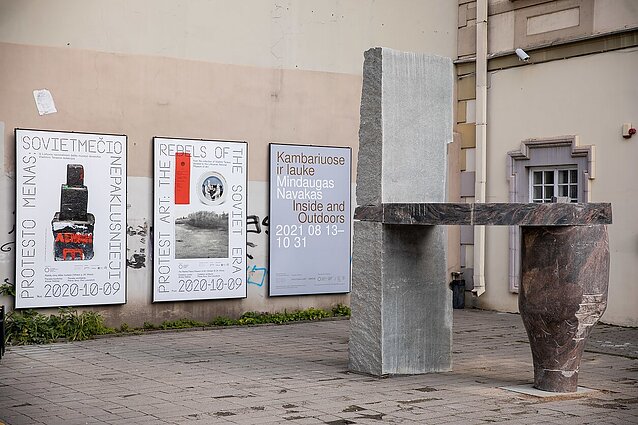 Radvilų rūmuose atidaryta paroda „Kambariuose ir lauke“: tai įvietinto meno Lietuvoje pirmtako Navako darbų ekspozicija