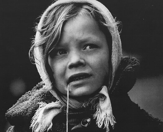 Mergaitė prie Kauno Karmelitų turgaus. 1966 Mergaitė prie Kauno Karmelitų turgaus. 1966