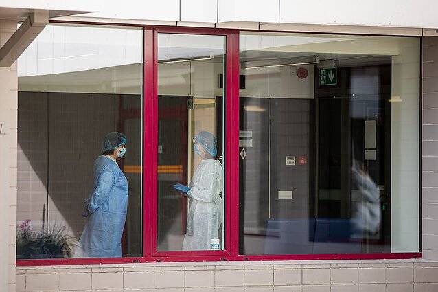 Žinios. Santaros klinikose jau užsipildė beveik visos COVID-19 pacientams skirtos reanimacinės vietos