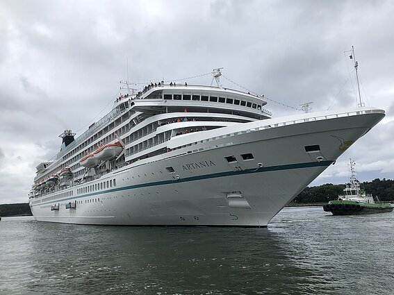 Žinios. Prasideda kruizinės laivybos sezonas: pirmas šiemet laivas į Klaipėdą atplukdė per 300 turistų