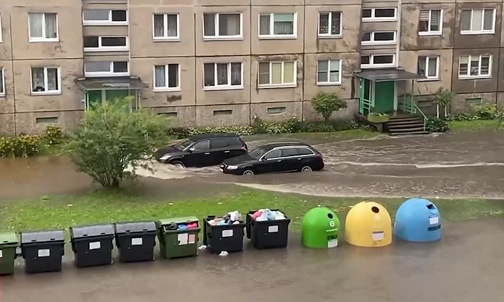 Klaipėdą užliejo vanduo: gatvės – nepravažiuojamos, skęsta automobiliai