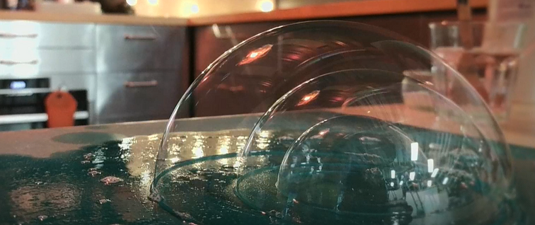 Įdomiosios atostogos. Pramogos namie: kaip pasigaminti muilo burbulus burbuluose?