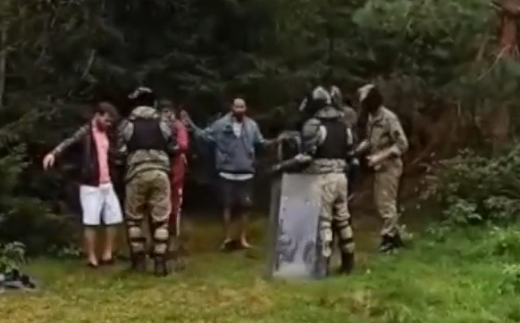 Žinios. VSAT įraše – 4 migrantai-provokatoriai, pasakojantys apie Lietuvos pareigūnų žiaurumą ir dėkojantys Baltarusijai už jų išgelbėjimą