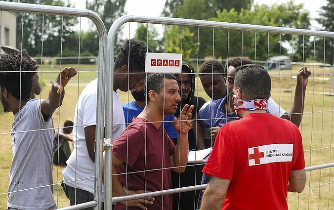 Raudonojo Kryžiaus vadovė: šiuo metu labiausiai migrantai stokoja batų ir higienos priemonių