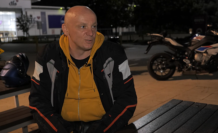 Jono didžiausia aistra visada buvo vairavimas: tačiau Londone vairuodamas autobusą susidūrė su monotonija, kurios pinigai neatpirko