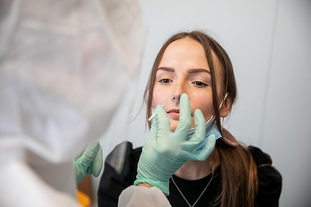 Svarstymai leisti nušalinti neskiepytus darbuotojus sukėlė priešpriešą: kas turėtų mokėti už testus?