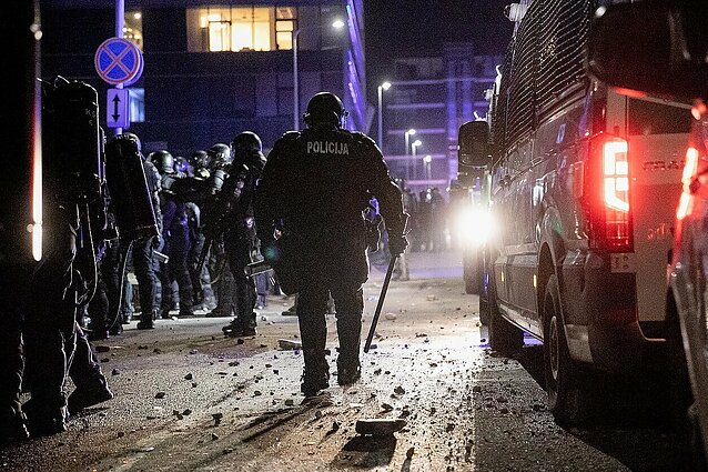 Policija žada kitiems protestams prie Seimo rengtis kitaip: bus pastatyti atitvarai, tačiau išlaikyti 75 m atstumą – neįmanoma