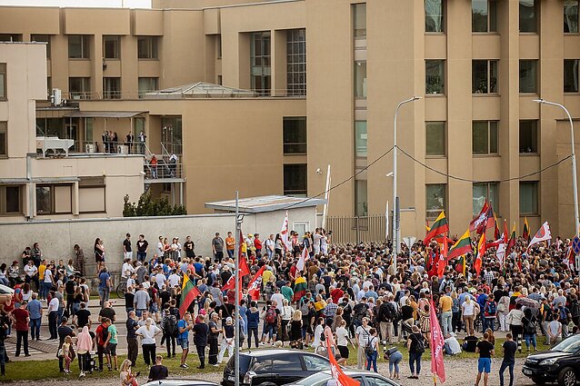 Žinios. Seimo vadovybė aptars prie Seimo vykusių riaušių pamokas ir pasirengimą rugsėjo mitingui