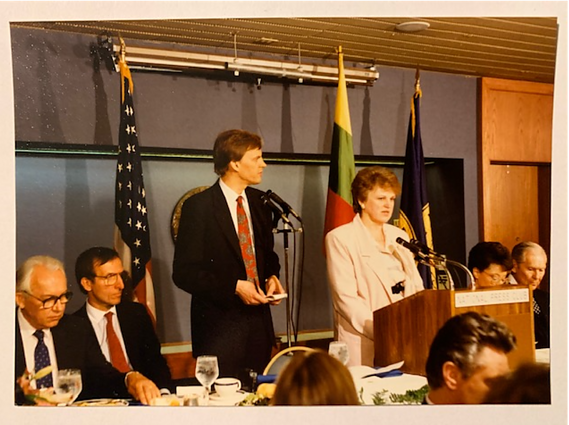 Lietuvos premjerė K. Prunskienė atsakinėja į žurnalistų klausimus Nacionaliniame spaudos klube 1990 m. gegužę. Jai vertėjauja V. Nakas