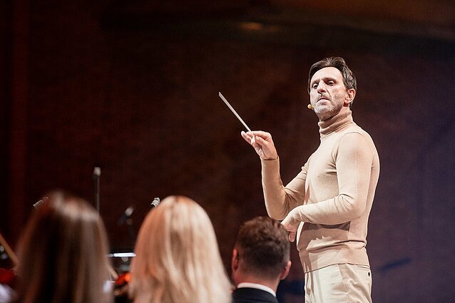 Maestro I laida. Energingas Dainiaus Kazlausko vadovavimas orkestrui akimis ir mimika