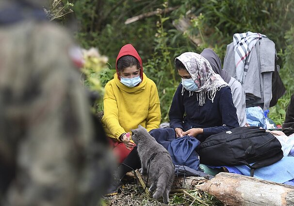 Nuo sienos prie sienos stumdomi migrantai: Lenkijos ir Baltarusijos pasienyje strigę asmenys – beveik be maisto ir vandens