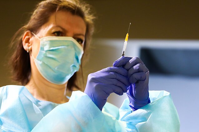 Farmakologė: po 3-osios vakcinos dozės susidariusi antikūnių masė gali padėti apsisaugoti ir nuo viruso mutacijų
