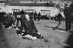 Irena Giedraitienė, „Autoportretas prie garažų“. Iš serijos „Tautų spartakiada“, 1956, MO muziejaus kolekcija